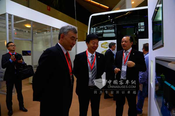 金龍汽車集團董事長廉小強（左二）陪同中國駐比利時大使曲星（左一）參觀金旅客車