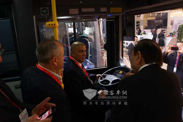 車展現場，客戶親身體驗金旅客車