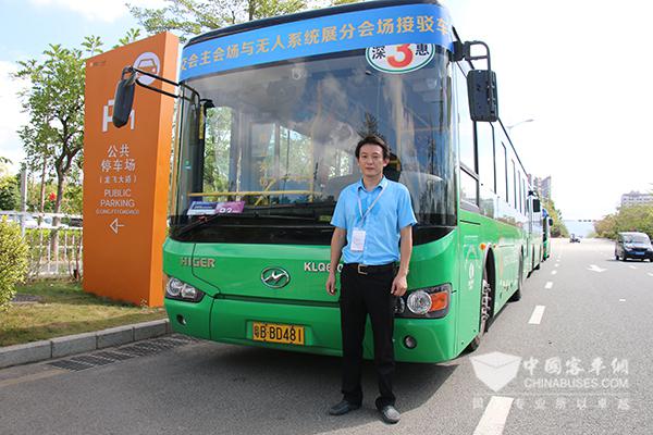 　深圳華程公交運輸有限公司深惠三線負責(zé)人歐文在海格混動公交前合影