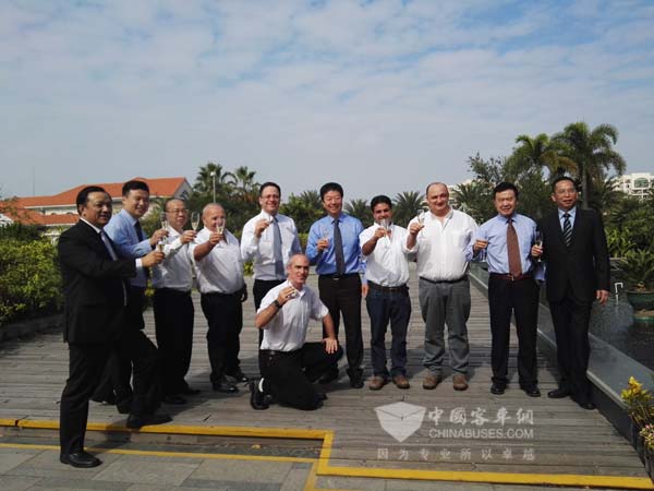 廈門金旅出口海外第50000臺(tái)客車發(fā)車慶典-舉杯相慶
