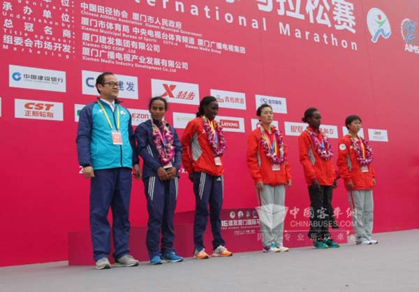 金龍客車副總經理徐向東為女子選手頒獎