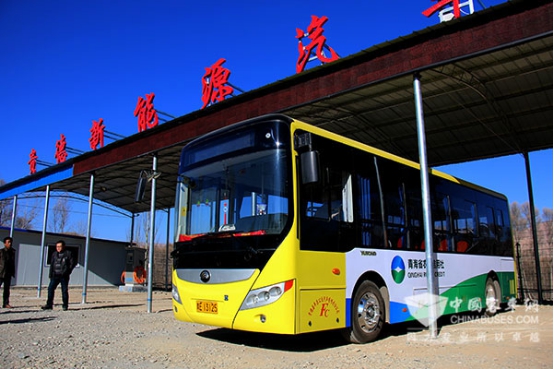 在充電場?？康挠钔?米新能源公交車