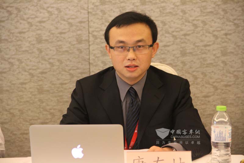 客車網副主編康友林主持會議