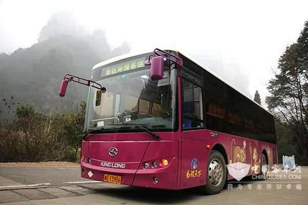 搭載康明斯B6.7G天然氣發動機的公交車在景區中運營
