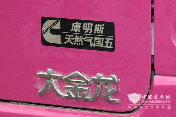 景區環保公交車尾部統一張貼的康明斯logo