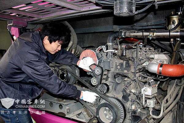 康明斯售后人員正在對發動機進行調校