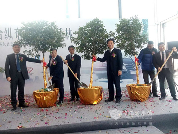 　“合縱布局，聚木成林”的定制座駕交車儀式現場