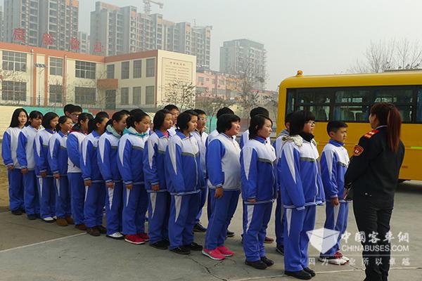 照管員向學生耐心講解乘車安全事宜