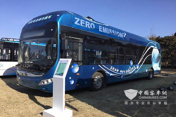 百人會(huì)現(xiàn)場(chǎng)展示的宇通燃料電池城市客車(chē)