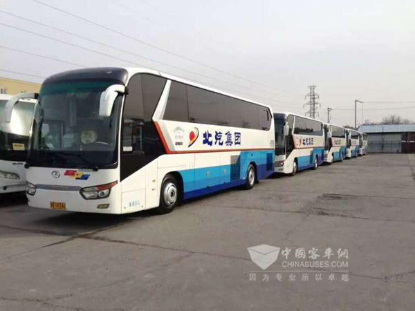 兩會(huì)期間上會(huì)車(chē)輛金龍龍威整裝待發(fā)