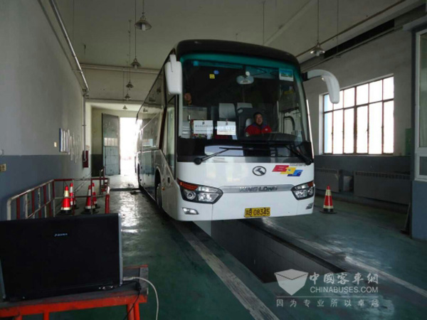 兩會(huì)專(zhuān)業(yè)服務(wù)團(tuán)隊(duì)正在維檢上會(huì)車(chē)輛