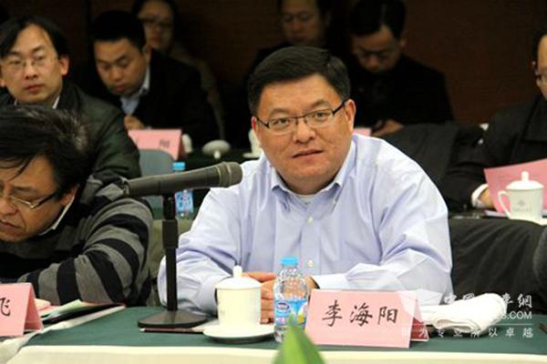 全國人大代表，遼寧曙光汽車集團股份有限公司董事長、總裁李海陽