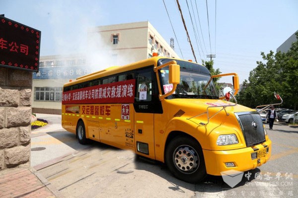 山東：青島防震演習進校園 校車變身救援擎天柱