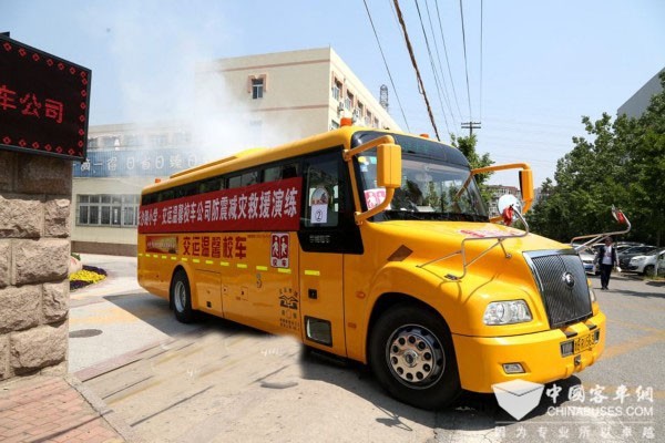 防震演習進校園，宇通校車變身救援“擎天柱”