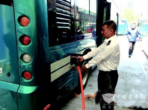 濟南：純電動公交車上崗前先路考 充滿電各路段測一測