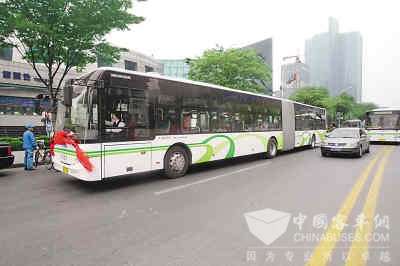 上海：松江大學城“巨龍”公交車全部退役 將被新能源公交車取代