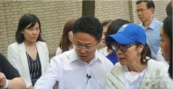 億華通副總經理于民為楊紫瓊等人講解億華通氫燃料電池發動機原理和先進技術