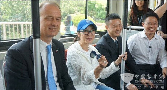 楊紫瓊等人試乘氫燃料電動客車