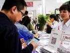 賓客們紛紛掃描二位碼，關注全新中車時代電動的微信平臺