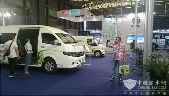 攜三款純電動車 揚(yáng)子江客車亮相上海客車技術(shù)展