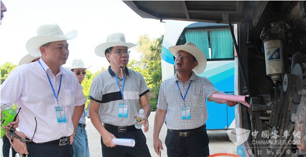 檢查組深入一線,對旅游車輛進行檢查
