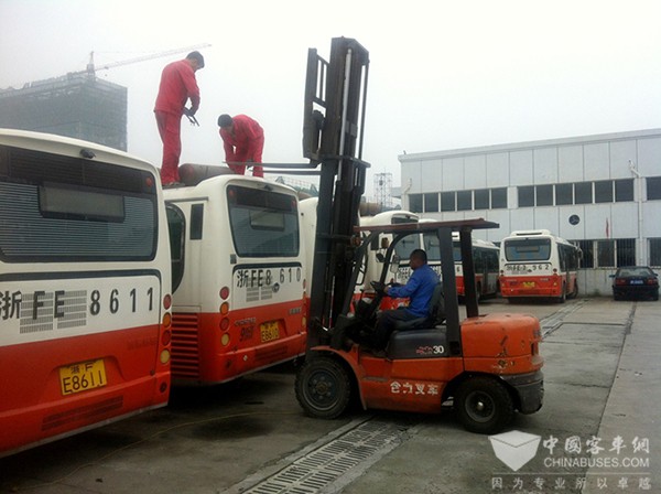 浙江：桐鄉城市公交新能源車輛排隊“體檢”確保平安入夏