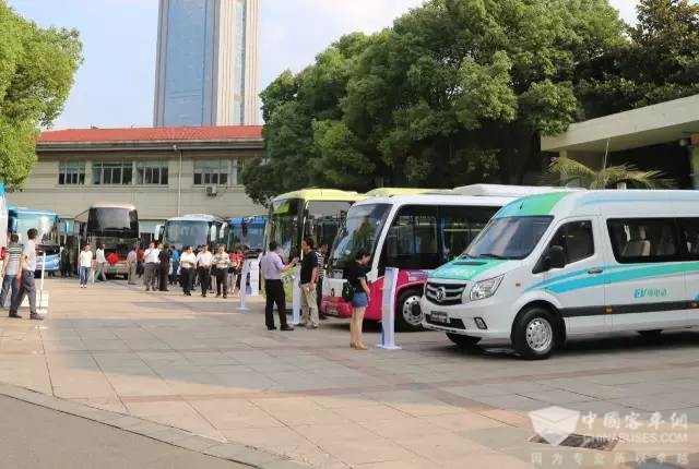 與會嘉賓參觀福田歐輝樣車