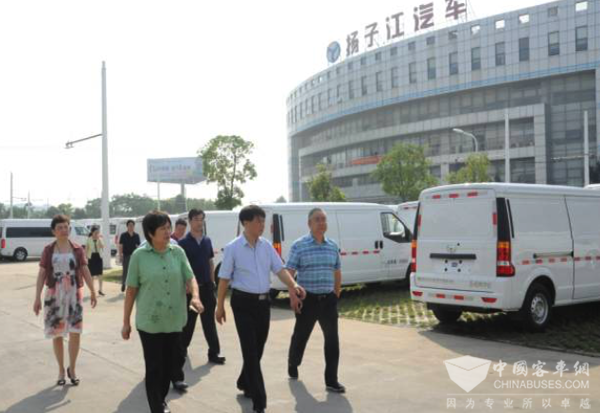 武漢市東西湖區委書記曹裕江一行視察揚子江