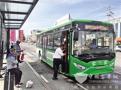  內蒙古：新能源公交車亮相巴彥浩特街頭