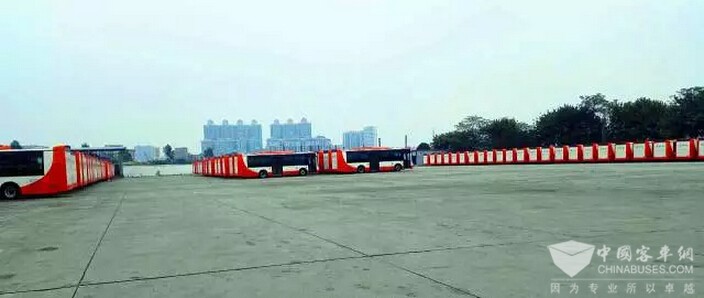 【猜一猜】能分析、會計(jì)算，還搭載機(jī)器人的300臺純電動客車將去哪里？