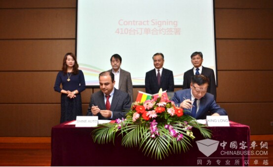　雙方現(xiàn)場簽訂410輛輕客采購協(xié)議