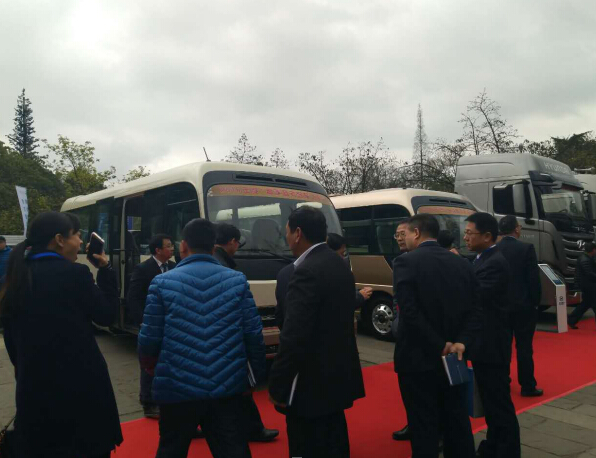與會嘉賓參觀康恩迪純電動款客車