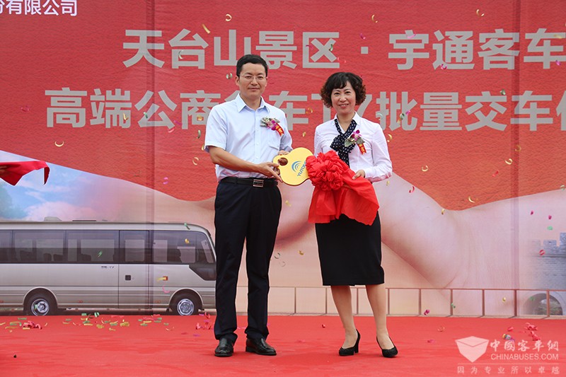 宇通領導向客戶遞交“金鑰匙”