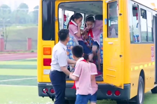 校車安全——學生在緊急情況下如何逃生 