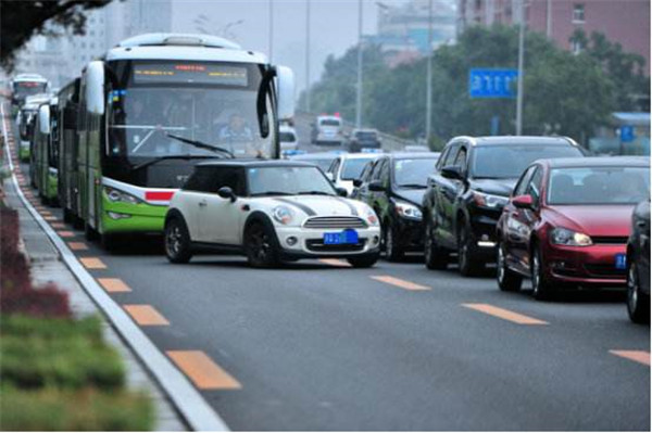 城市公共交通管理條例擬規定：禁止非法攔截公交車輛