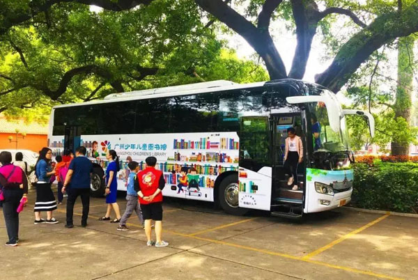 出口芬蘭的金旅移動(dòng)圖書車 帶給你詩(shī)和遠(yuǎn)方