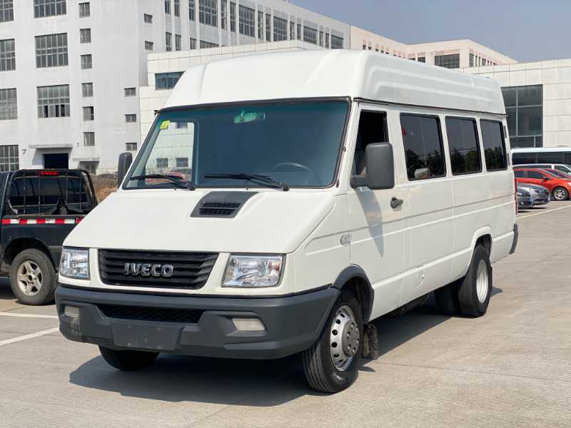 依維柯17座客車