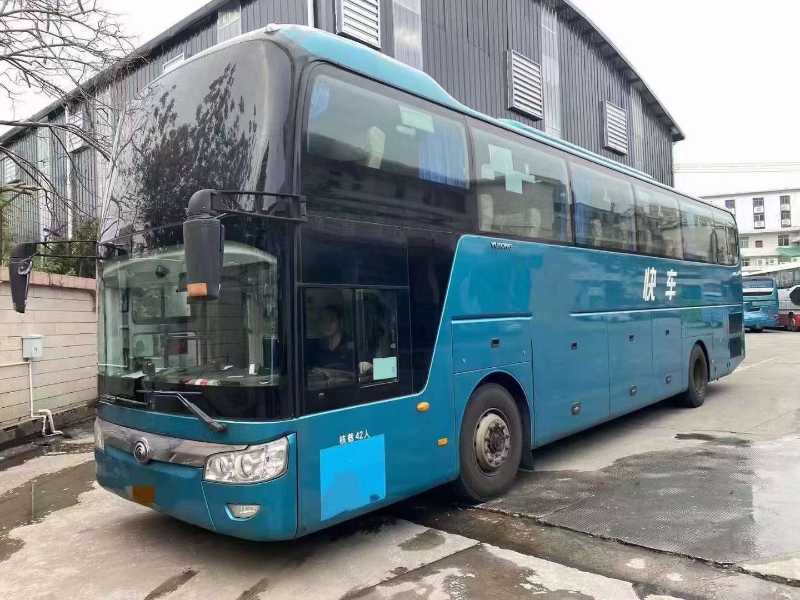2017年8月 同款2臺42座2+1座椅國五宇通6126氣囊中門車