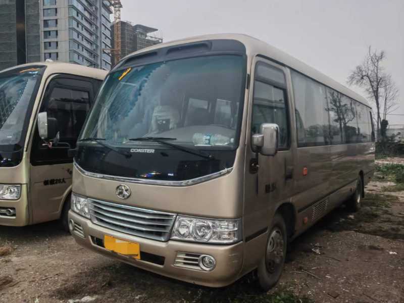 廣州牌26座非營(yíng)運(yùn)六檔封閉窗外擺門(mén)江鈴6775中巴