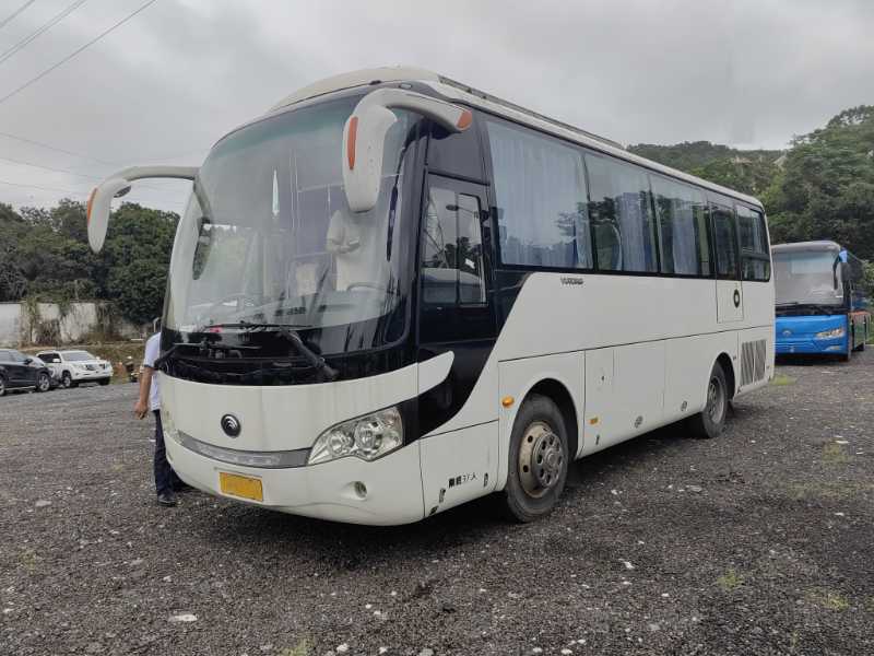 2015年6月 粵B非營(yíng)運(yùn)37座通倉(cāng)宇通6858型客車(chē)