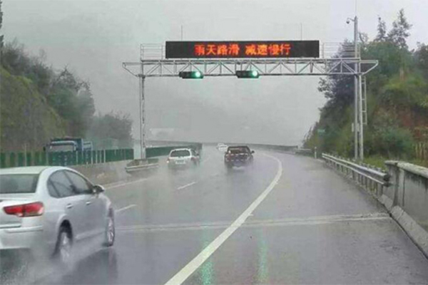降雨頻繁 公交駕駛員務必知曉這些雨天行車安全常識！