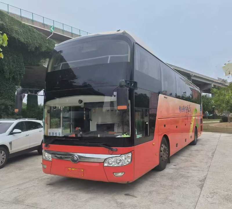 2017年4月 兩臺(tái)國(guó)五39座半臥宇通6126客車