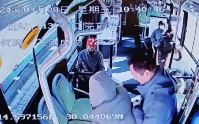 攙扶坐輪椅老人上下車 公交司機(jī)細(xì)心舉動溫暖十米車廂