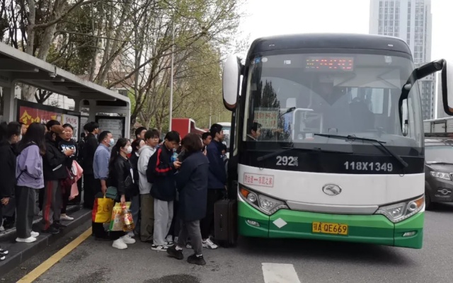 武漢公交部分公交“兩車連發(fā)” 祭掃專線“車等人”