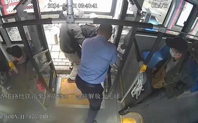 寄表?yè)P(yáng)信、撥打市長(zhǎng)熱線 市民紛紛點(diǎn)贊武漢公交