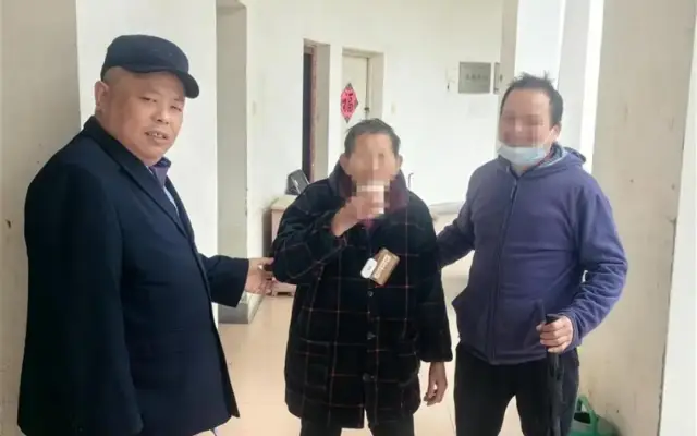 八旬老奶奶獨(dú)自上車走失 幸遇好心人一路接力找到親人