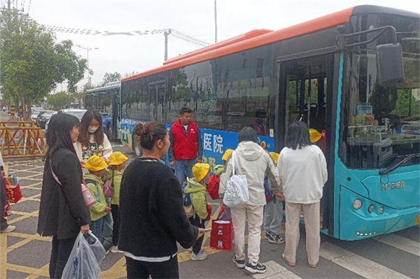 助當地學子春游出行 蘇州公交定制公交上線
