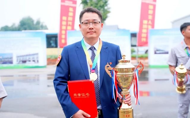 致敬勞動者 小小公交駕駛艙內有他的“四心”