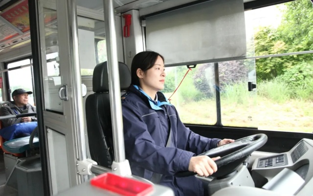 “上車慢點，請站穩(wěn)扶好！” 這是她的口頭禪