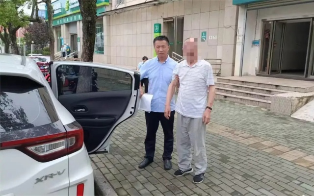 以愛(ài)為航 武漢公交人暖心護(hù)送迷路老人回家